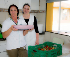 Em Prudentópolis, na região Central do Paraná, as merendeiras Marilda de Lima e Silvana Zdebski, do Colégio Estadual Alberto de Carvalho, usam as frutas em diversas receitas. Entre as várias opções, o sorvete natural de morango fez sucesso entre os alunos.