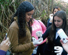 Amostras de água e de resíduos do Ribeirão do Ema foram coletadas por alunos do 2.º ano do Ensino Médio do Colégio Estadual Professor Francisco Villanueva, em Rolândia.