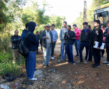 Amostras de água e de resíduos do Ribeirão do Ema foram coletadas por alunos do 2.º ano do Ensino Médio do Colégio Estadual Professor Francisco Villanueva, em Rolândia.