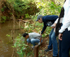 Amostras de água e de resíduos do Ribeirão do Ema foram coletadas por alunos do 2.º ano do Ensino Médio do Colégio Estadual Professor Francisco Villanueva, em Rolândia.