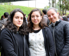 Lançamento do projeto "Sustentabilidade: da Escola ao Rio" no Colégio da Polícia Militar. Na foto, Nathália da Silva, Evelyn Mayara Guimarães Pereira e Éster Otto de França.  