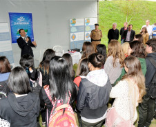 Lançamento do projeto "Sustentabilidade: da Escola ao Rio" no Colégio da Polícia Militar. Na foto, o diretor de Meio Ambiente da Sanepar, Péricles Weber, fala na abertura.