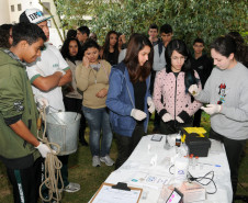 Lançamento do projeto "Sustentabilidade: da Escola ao Rio" no Colégio da Polícia Militar. Na foto, estudantes realizam a primeira coleta de amostra de água do projeto em Curitiba.
