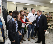 A liberação dos recursos foi anunciada no final da tarde de quinta-feira (3), após o secretário Flávio Arns visitar o Colégio Estadual Amâncio Moro, em Corbélia.<br />
<br />
Veja mais fotos em: <a href=" http://www.flickr.com/photos/flavioarns/sets/72157636173402446/" target="_blank"> http://www.flickr.com/photos/flavioarns </a>