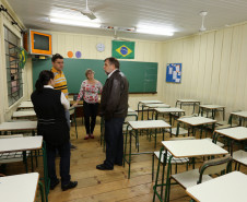Secretaria da Educação trabalha para viabilizar obras para reforma dos prédios que foram danificados pela forte chuva que atingiu a região.<br />
<br />
Veja mais fotos em: <a href=" http://xoops.celepar.parana/migracao/seed_educacao/modules/noticias/article.php?storyid=4814" target="_blank"> http://www.educacao.pr.gov.br </a>