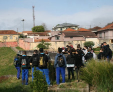 Amostras de água do Arroio Madureira, em Ponta Grossa, foram coletadas por alunos do Curso Técnico em Meio Ambiente do Colégio Estadual Polivalente, de Ponta Grossa, na manhã da última quarta-feira (02). As coletas aconteceram em três pontos distintos, cuja qualidade da água será monitorada mensalmente pelos estudantes.