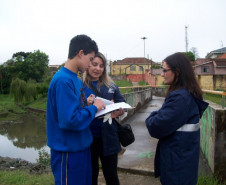 Amostras de água do Arroio Madureira, em Ponta Grossa, foram coletadas por alunos do Curso Técnico em Meio Ambiente do Colégio Estadual Polivalente, de Ponta Grossa, na manhã da última quarta-feira (02). As coletas aconteceram em três pontos distintos, cuja qualidade da água será monitorada mensalmente pelos estudantes.