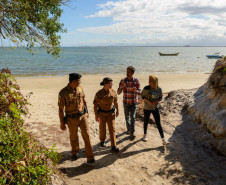 Representantes da Secretaria da Educação e do Batalhão da Patrulha Escolar estiveram no Colégio Estadual Felipe Valentim e no Colégio Estadual Lucy Requião de Mello e Silva, ambos na Ilha do Mel.Ilha do Mel, 08/10/2013.