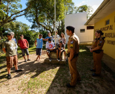 Representantes da Secretaria da Educação e do Batalhão da Patrulha Escolar estiveram no Colégio Estadual Felipe Valentim e no Colégio Estadual Lucy Requião de Mello e Silva, ambos na Ilha do Mel.Ilha do Mel, 08/10/2013.