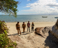 Representantes da Secretaria da Educação e do Batalhão da Patrulha Escolar estiveram no Colégio Estadual Felipe Valentim e no Colégio Estadual Lucy Requião de Mello e Silva, ambos na Ilha do Mel.Ilha do Mel, 08/10/2013.