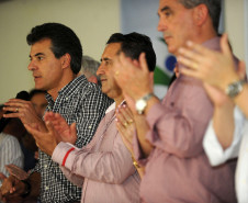 Governador Beto Richa, acompanhado pelo prefeito, Donizete Lemos, anuncia obras de pavimentação poliédrica na estrada do Jacaré, serviços de conservação de estradas, libera recursos do PAM, melhorias na rede de energia elétrica, recursos para compra de calcário e óleo diesel, entre outros anúncios