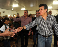 IRACEMA DO OESTE - Governador Beto Richa, acompanhado pelo prefeito, Donizete Lemos, anuncia obras de pavimentação poliédrica na estrada do Jacaré, serviços de conservação de estradas, libera recursos do PAM, melhorias na rede de energia elétrica, recursos para compra de calcário e óleo diesel, entre outros anúncios