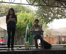 Os alunos do Colégio Estadual Narciso Mendes, em Curitiba, intercalaram as dramatizações recitando poemas e cantando os sucessos de Vinicius de Moraes.