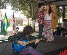 Os alunos do Colégio Estadual Narciso Mendes, em Curitiba, organizaram a semana cultural deste ano com uma série de apresentações artísticas para homenagear o centenário de nascimento do poeta Vinicius de Moraes. 