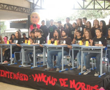 Os alunos do Colégio Estadual Narciso Mendes, em Curitiba, organizaram a semana cultural deste ano com uma série de apresentações artísticas para homenagear o centenário de nascimento do poeta Vinicius de Moraes. 