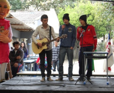 Os alunos do Colégio Estadual Narciso Mendes, em Curitiba, organizaram a semana cultural deste ano com uma série de apresentações artísticas para homenagear o centenário de nascimento do poeta Vinicius de Moraes. 