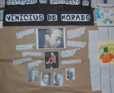 Os alunos do Colégio Estadual Narciso Mendes, em Curitiba, prepararam além de vários painéis artísticos com ilustrações e reproduções de famosos poemas de Vinicius de Moraes.