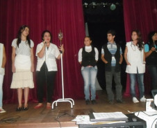 Em Toledo, os alunos do Colégio Estadual de Ouro Verde do Oeste apresentaram a peça teatral “Os esnobes e a Dengue” que abordou o combate ao mosquito de forma descontraída. A encenação mostra que o mosquito da dengue não escolhe classe social, basta ter um local propício para o seu desenvolvimento.