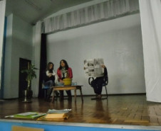 Em Toledo, os alunos do Colégio Estadual de Ouro Verde do Oeste apresentaram a peça teatral “Os esnobes e a Dengue” que abordou o combate ao mosquito de forma descontraída. A encenação mostra que o mosquito da dengue não escolhe classe social, basta ter um local propício para o seu desenvolvimento.