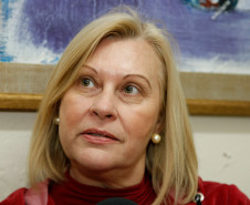 A professora de Matemática Inês Aparecida Brandão Milanês, do Colégio Estadual Maestro Andrea Nuzzi, em Cambé, comemora o fim da diferença. “Os professores se sentem mais valorizados”, diz ela, destacando que o “governador Beto Richa e o secretário da Educação, Flávio Arns, cumpriram o prometido com essa equiparação, necessária para a nossa carreira”.
