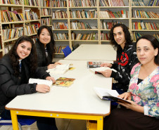 Colégio Estadual Emilio de Menezes em Arapongas, professora Lidia Benvindo dos Santos e os alunos João Carlos Fernandes e Isabels Narezi Ribeiro. 24-09-13.