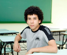 Londrina, Colégio Estadual Eldorado que recebeu a troca de salas de madeira para alvenaria, aluno Alyson Almeida Crippa. 07-10-13. 