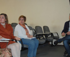 Representantes da Secretaria de Estado da Educação, do Ministério Público, do Sindicato das Escolas Particulares do Paraná e da Secretaria Municipal de Educação de Curitiba estiveram reunidos na manhã desta sexta-feira (11) para debater a construção de uma proposta de que assegure o direito de travestis e transexuais menores de 18 anos usarem, com autorização dos responsáveis, o nome social na documentação escolar.