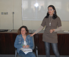 Representantes da Secretaria de Estado da Educação, do Ministério Público, do Sindicato das Escolas Particulares do Paraná e da Secretaria Municipal de Educação de Curitiba estiveram reunidos na manhã desta sexta-feira (11) para debater a construção de uma proposta de que assegure o direito de travestis e transexuais menores de 18 anos usarem, com autorização dos responsáveis, o nome social na documentação escolar.