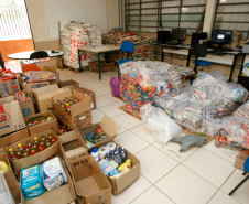 Estudantes e professores do Colégio Estadual Maestro Andrea Nuzzi, em Cambé, arrecadaram seis toneladas de alimentos que serão doadas ao Hospital do Câncer de Londrina. A arrecadação aconteceu durante uma semana como parte das atividades da Semana de Integração Comunidade e Escola. Além da arrecadação de alimentos, a escola também mobilizou a comunidade para doação de sangue.