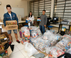 Estudantes e professores do Colégio Estadual Maestro Andrea Nuzzi, em Cambé, arrecadaram seis toneladas de alimentos que serão doadas ao Hospital do Câncer de Londrina. A arrecadação aconteceu durante uma semana como parte das atividades da Semana de Integração Comunidade e Escola. Além da arrecadação de alimentos, a escola também mobilizou a comunidade para doação de sangue.