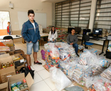 Estudantes e professores do Colégio Estadual Maestro Andrea Nuzzi, em Cambé, arrecadaram seis toneladas de alimentos que serão doadas ao Hospital do Câncer de Londrina. A arrecadação aconteceu durante uma semana como parte das atividades da Semana de Integração Comunidade e Escola. Além da arrecadação de alimentos, a escola também mobilizou a comunidade para doação de sangue.