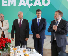 O governador Beto Richa ressaltou neste Dia do Professor a dedicação de todos os professores e funcionários da rede estadual para levar às crianças e jovens paranaenses um ensino de qualidade.<br />
<br />
Veja mais fotos em: <a href=" http://www.flickr.com/photos/flavioarns/sets/72157636584644953/ " target="_blank"> http://www.flickr.com/photos/flavioarns </a>