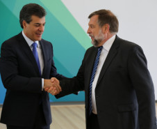 O governador Beto Richa ressaltou neste Dia do Professor a dedicação de todos os professores e funcionários da rede estadual para levar às crianças e jovens paranaenses um ensino de qualidade.<br />
<br />
Veja mais fotos em: <a href=" http://www.flickr.com/photos/flavioarns/sets/72157636584644953/ " target="_blank"> http://www.flickr.com/photos/flavioarns </a>