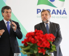 O governador Beto Richa ressaltou neste Dia do Professor a dedicação de todos os professores e funcionários da rede estadual para levar às crianças e jovens paranaenses um ensino de qualidade.<br />
<br />
Veja mais fotos em: <a href=" http://www.flickr.com/photos/flavioarns/sets/72157636584644953/ " target="_blank"> http://www.flickr.com/photos/flavioarns </a>