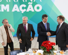 O governador Beto Richa ressaltou neste Dia do Professor a dedicação de todos os professores e funcionários da rede estadual para levar às crianças e jovens paranaenses um ensino de qualidade.<br />
<br />
Veja mais fotos em: <a href=" http://www.flickr.com/photos/flavioarns/sets/72157636584644953/ " target="_blank"> http://www.flickr.com/photos/flavioarns </a>