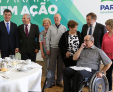 O governador Beto Richa ressaltou neste Dia do Professor a dedicação de todos os professores e funcionários da rede estadual para levar às crianças e jovens paranaenses um ensino de qualidade.<br />
<br />
Veja mais fotos em: <a href=" http://www.flickr.com/photos/flavioarns/sets/72157636584644953/ " target="_blank"> http://www.flickr.com/photos/flavioarns </a>
