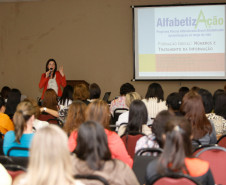Formação inicial para alfabetizadores e coordenadores de turmas do programa Paraná Alfabetizado, no Hotel Centro Europeu. 16-10-13. 