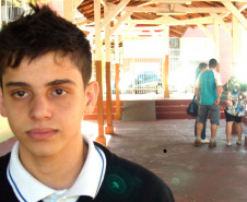 Mais de 300 jovens, entre 15 e 18 anos, do Centro Estadual de Educação Profissional Manoel Moreira Pena, Colégio Agrícola de Foz do Iguaçu e Colégio Estadual Monsenhor Guilherme, participaram de palestra promovida pela Assessoria Especial de Juventude (AEJ), do Governo do Estado. Na foto, Fernando Michael de Paula, do Monsenhor Guilherme.