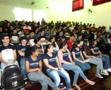 Mais de 300 jovens, entre 15 e 18 anos, do Centro Estadual de Educação Profissional Manoel Moreira Pena, Colégio Agrícola de Foz do Iguaçu e Colégio Estadual Monsenhor Guilherme, participaram de palestra promovida pela Assessoria Especial de Juventude (AEJ), do Governo do Estado. Na foto, jovens do Monsenhor Gulherme.