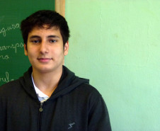 Mais de 300 jovens, entre 15 e 18 anos, do Centro Estadual de Educação Profissional Manoel Moreira Pena, Colégio Agrícola de Foz do Iguaçu e Colégio Estadual Monsenhor Guilherme, participaram de palestra promovida pela Assessoria Especial de Juventude (AEJ), do Governo do Estado. Na foto, Khaled Salehabou Malek, do MOnsenhor Guilherme.