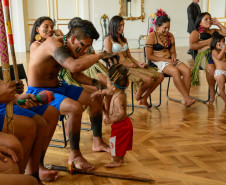 Governador Beto Richa recebe grupo de caingangues da aldeia Apucaraninha, localizada entre Londrina e o rio Tabagi, no Norte do Estado. Participaram do encontro, a secretária estadual da Família e Desenvolvimento Social, Fernanda Richa, o diretor-presidente da Cohapar, Mounir Chaowiche e o assessor especial para Assuntos Fundiários, Hamilton Seriguelli. Curitiba, 21/10/2013.
Curitiba, 21/10/2013.
Foto: Antonio Costa/ANPr