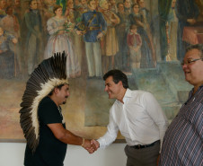 Governador Beto Richa recebe grupo de caingangues da aldeia Apucaraninha, localizada entre Londrina e o rio Tabagi, no Norte do Estado. Participaram do encontro, a secretária estadual da Família e Desenvolvimento Social, Fernanda Richa, o diretor-presidente da Cohapar, Mounir Chaowiche e o assessor especial para Assuntos Fundiários, Hamilton Seriguelli. Curitiba, 21/10/2013.
Curitiba, 21/10/2013.
Foto: Antonio Costa/ANPr