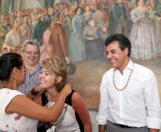Governador Beto Richa recebe grupo de caingangues da aldeia Apucaraninha, localizada entre Londrina e o rio Tabagi, no Norte do Estado. Participaram do encontro, a secretária estadual da Família e Desenvolvimento Social, Fernanda Richa, o diretor-presidente da Cohapar, Mounir Chaowiche e o assessor especial para Assuntos Fundiários, Hamilton Seriguelli. Curitiba, 21/10/2013.
Curitiba, 21/10/2013.
. 
Foto:Rogério Machado/SEDS