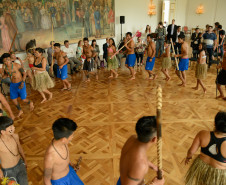 Governador Beto Richa recebe grupo de caingangues da aldeia Apucaraninha, localizada entre Londrina e o rio Tabagi, no Norte do Estado. Participaram do encontro, a secretária estadual da Família e Desenvolvimento Social, Fernanda Richa, o diretor-presidente da Cohapar, Mounir Chaowiche e o assessor especial para Assuntos Fundiários, Hamilton Seriguelli. Curitiba, 21/10/2013.
Curitiba, 21/10/2013.
Foto: Antonio Costa/ANPr