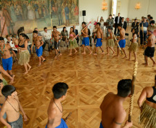 Governador Beto Richa recebe grupo de caingangues da aldeia Apucaraninha, localizada entre Londrina e o rio Tabagi, no Norte do Estado. Participaram do encontro, a secretária estadual da Família e Desenvolvimento Social, Fernanda Richa, o diretor-presidente da Cohapar, Mounir Chaowiche e o assessor especial para Assuntos Fundiários, Hamilton Seriguelli. Curitiba, 21/10/2013.
Curitiba, 21/10/2013.
Foto: Antonio Costa/ANPr