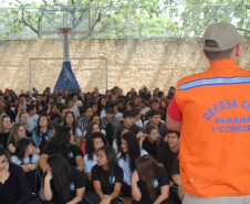 1,2 mil alunos do Colégio Pedro Macedo, em Curitiba, participaram de atividade da Brigada Escolar, coordenada pela Defesa Civil e Corpo de Bombeiros