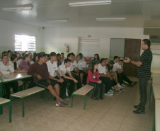 No Colégio Estadual Emílio de Menezes, em Japurá, o apoio ao PAD veio de toda a comunidade escolar. “Nas visitas feitas pela equipe do Núcleo Regional houve várias conversas com os professores, alunos e inclusive com os pais. A presença do Núcleo, de certa forma, mostra para as famílias que existe uma preocupação com a educação”, contou a diretora Arlene Francisca da Rocha.