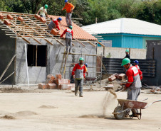 Colégio Ambrósio Bini, em Almirante Tamandaré, que recebe reformas estruturais. 23-10-13.