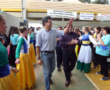 TEIXEIRA SOARES - Governador Beto Richa entrega as obras de ampliação e reforma do Colégio Estadual do Campo de Guaraúna, faz anúncios e repassa investimentos para as áreas social, da saúde e educação do município. Teixeira Soares, 24/10/2013.