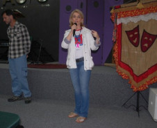 Chefe do NRE de Cianorte - Profa. Yolanda Cristina Rodrigues de Godoy oferecendo as boas vindas aos participantes do evento.